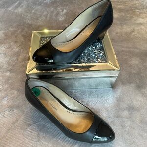 Description-Glossy heel toe wedge
Brand-Adrienne Vittadini
Size-Women’s 8